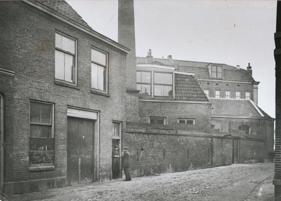 874990 Gezicht op de achterliggende panden van de fabriek van Douwe Egberts (Catharijnekade 10) in Wijk C te Utrecht, ...